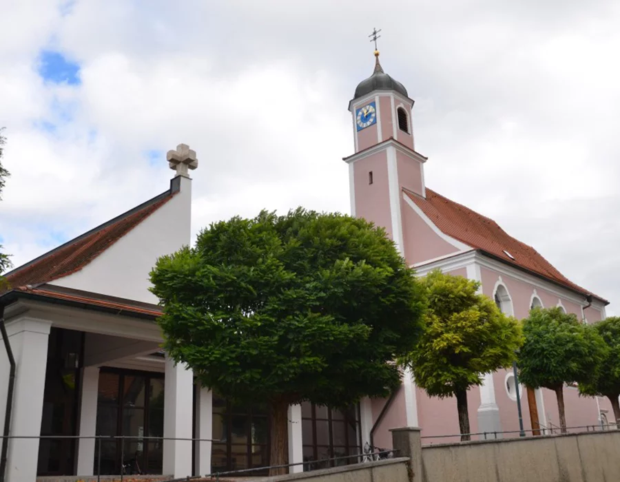 Neuer Fassadenanstrich alte Kirche Neuer Fassadenanstrich alte Kirche